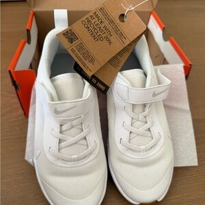 Nike Omni Multicourt Kids Sneakers NWT